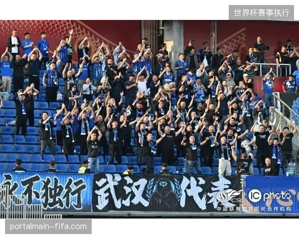 武汉三镇前锋卡迪斯传射建功，其出色的高空球能力持续威胁辽宁队防线